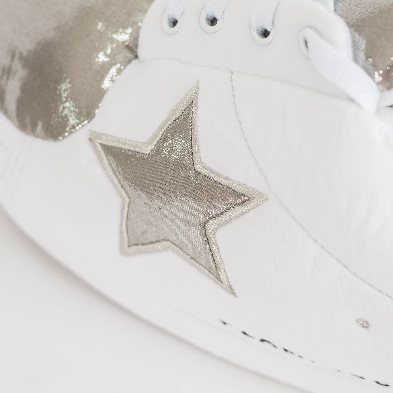 Chaussures de maison géantes à paillettes argentées - Image 3