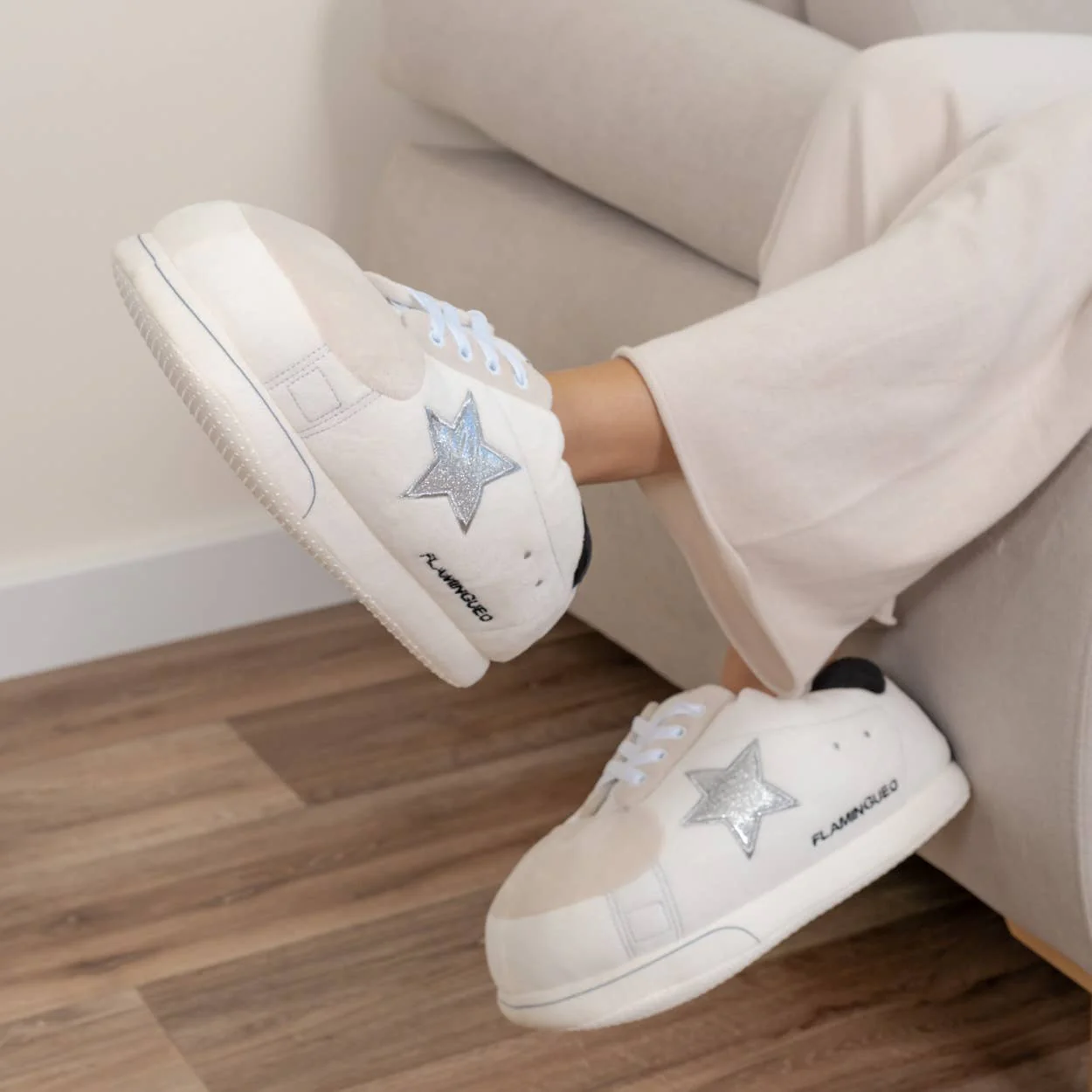 Chaussures de maison géantes blanches avec étoile argentée - Image 6