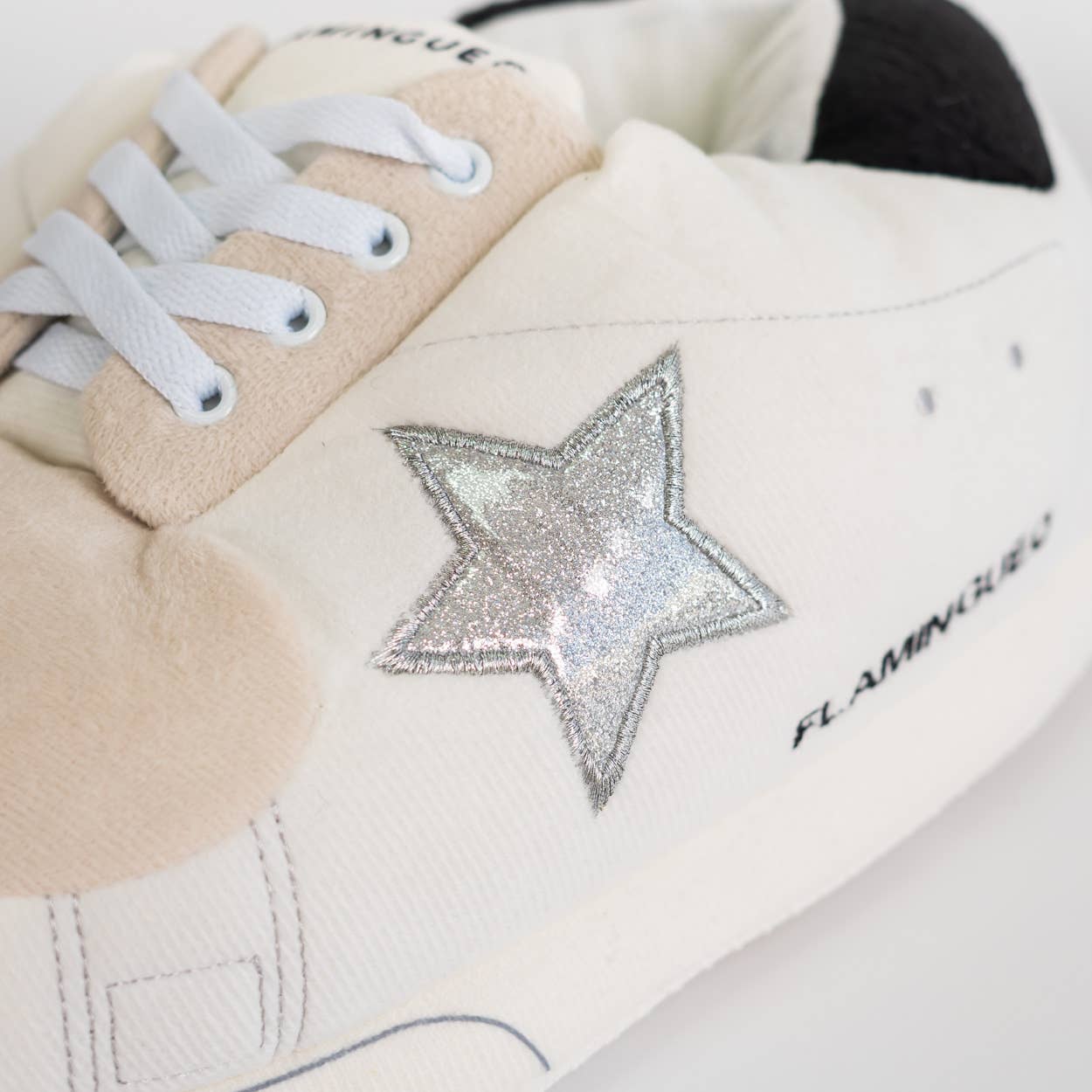 Chaussures de maison géantes blanches avec étoile argentée - Image 7