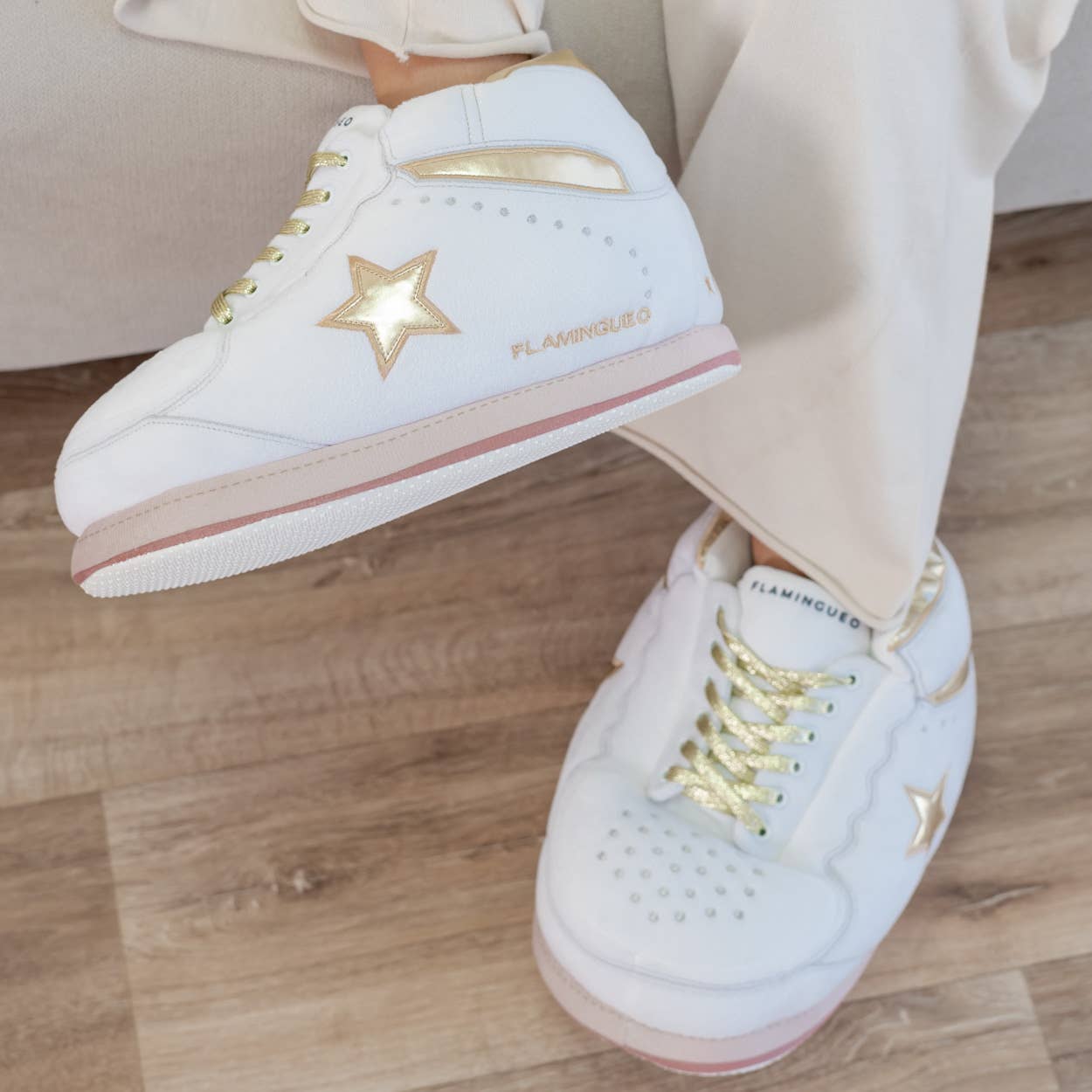 Chaussures de maison Giant avec botte haute et étoile dorée - Image 4