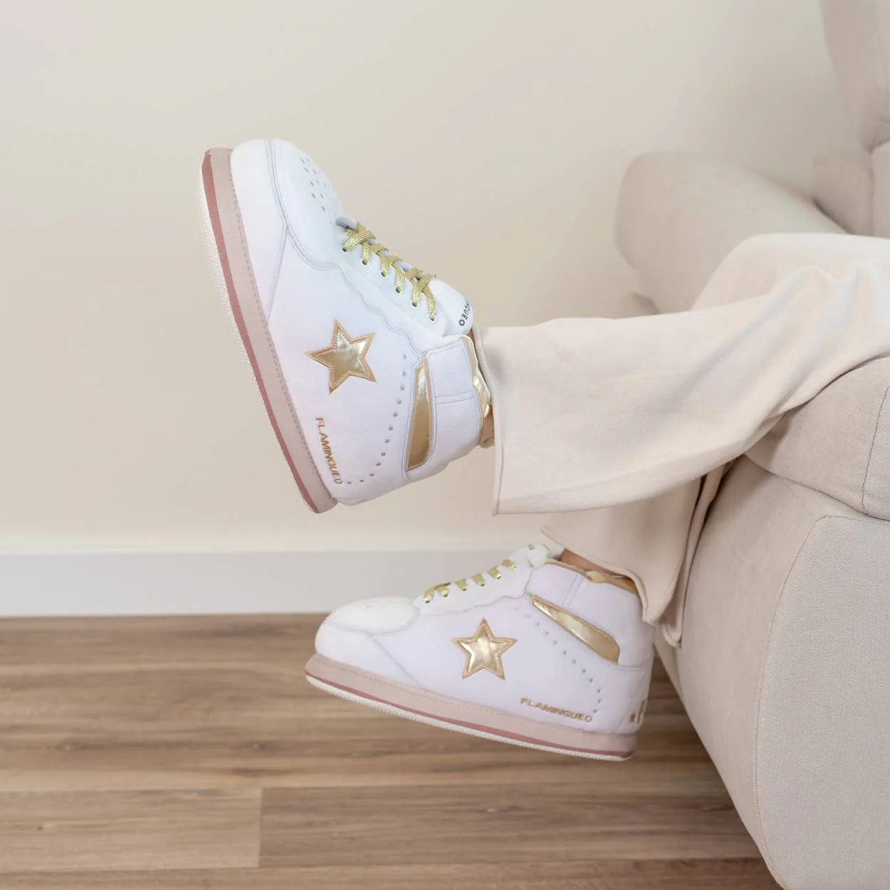 Chaussures de maison Giant avec botte haute et étoile dorée - Image 7