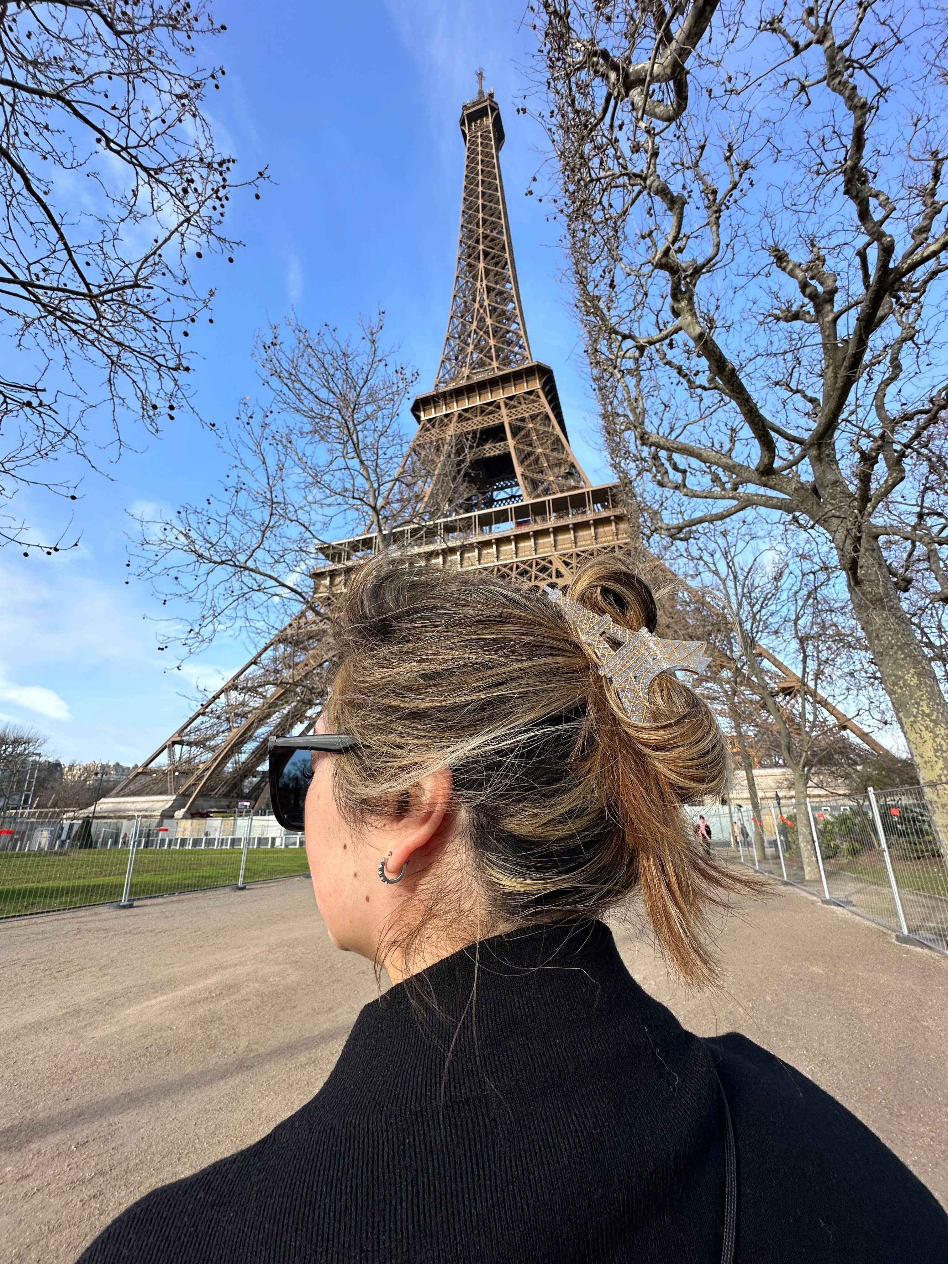Pince à cheveux à griffes Tour Eiffel Paris peinte à la main: Crème - Image 4