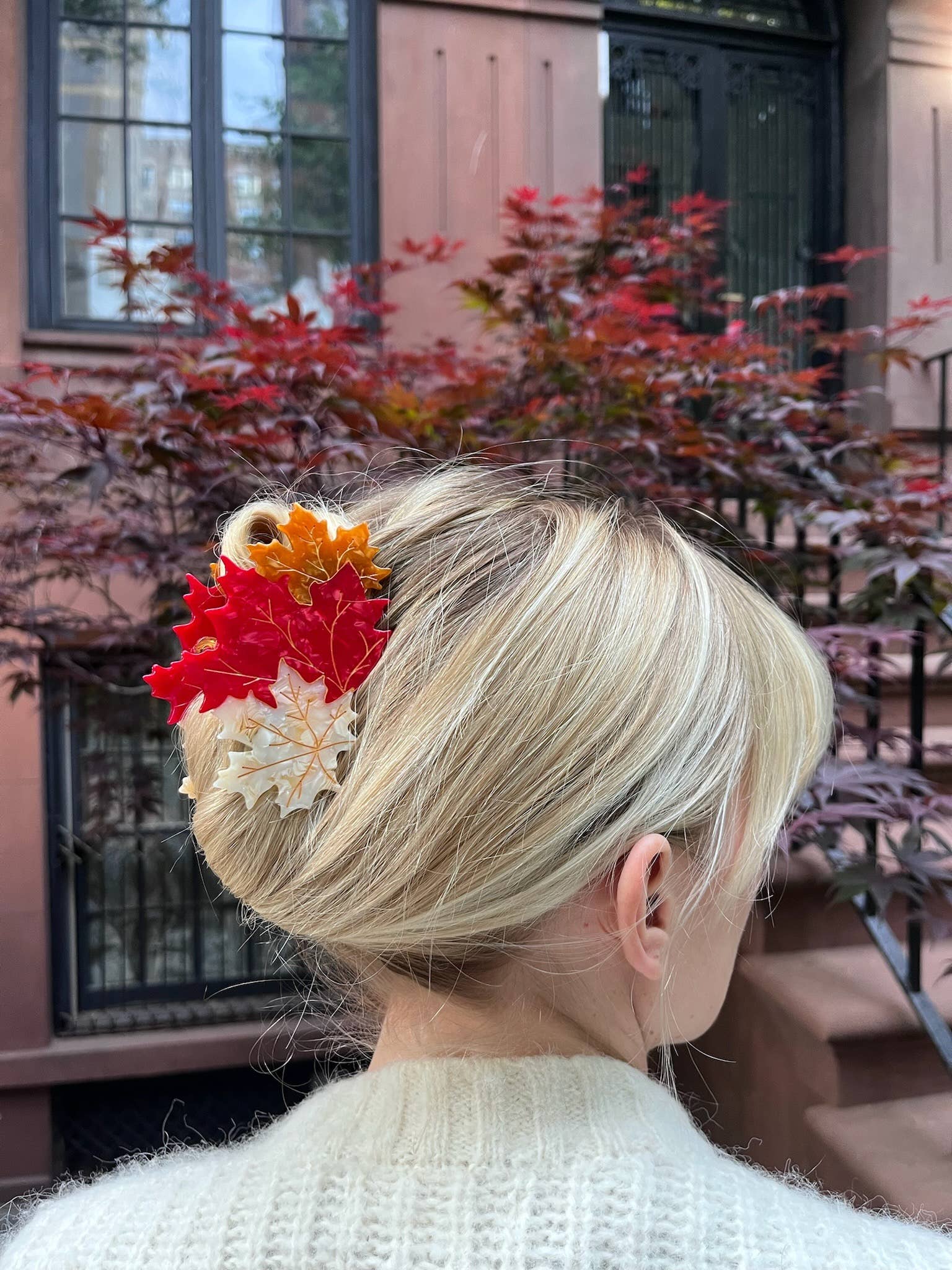 Pince à cheveux en forme de feuille d'érable peinte à la main | Écologique - Image 2