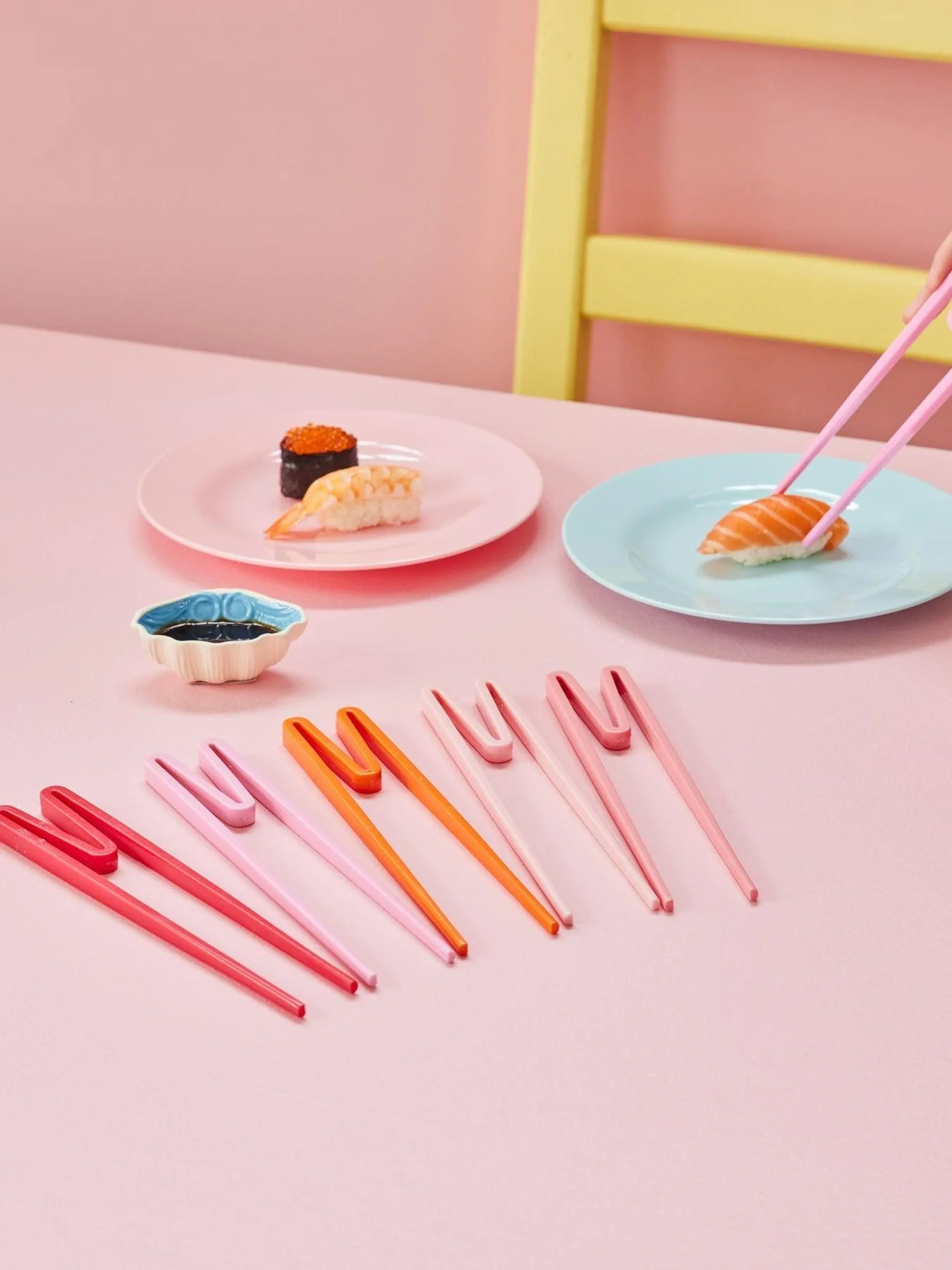 Plastic 'Beginner Friendly' Chopsticks in 6 Asst. Colors - Red Pink Tones / vendu à l’unité