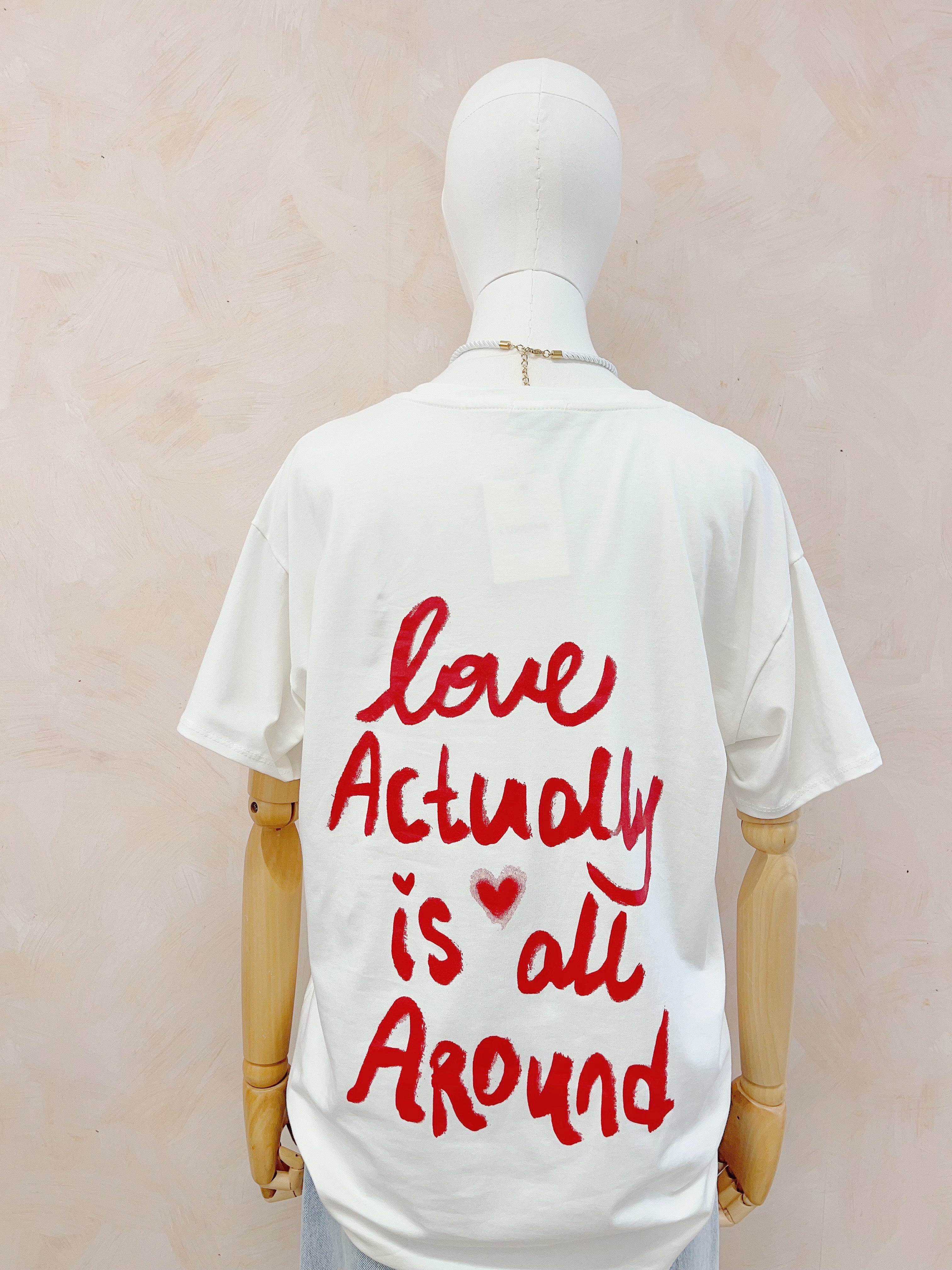 Tee-Shirt Love is all around